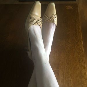 ANNE KLEIN iflex Kitten Heel leather Shoes Size 9, cream colored, bow